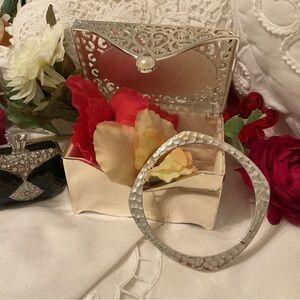 BEAUTIFUL,VINTAGE 925 SOLID STERLING SILVER TWO SIDED HAMMERED BANGLE, 24 GRAMS